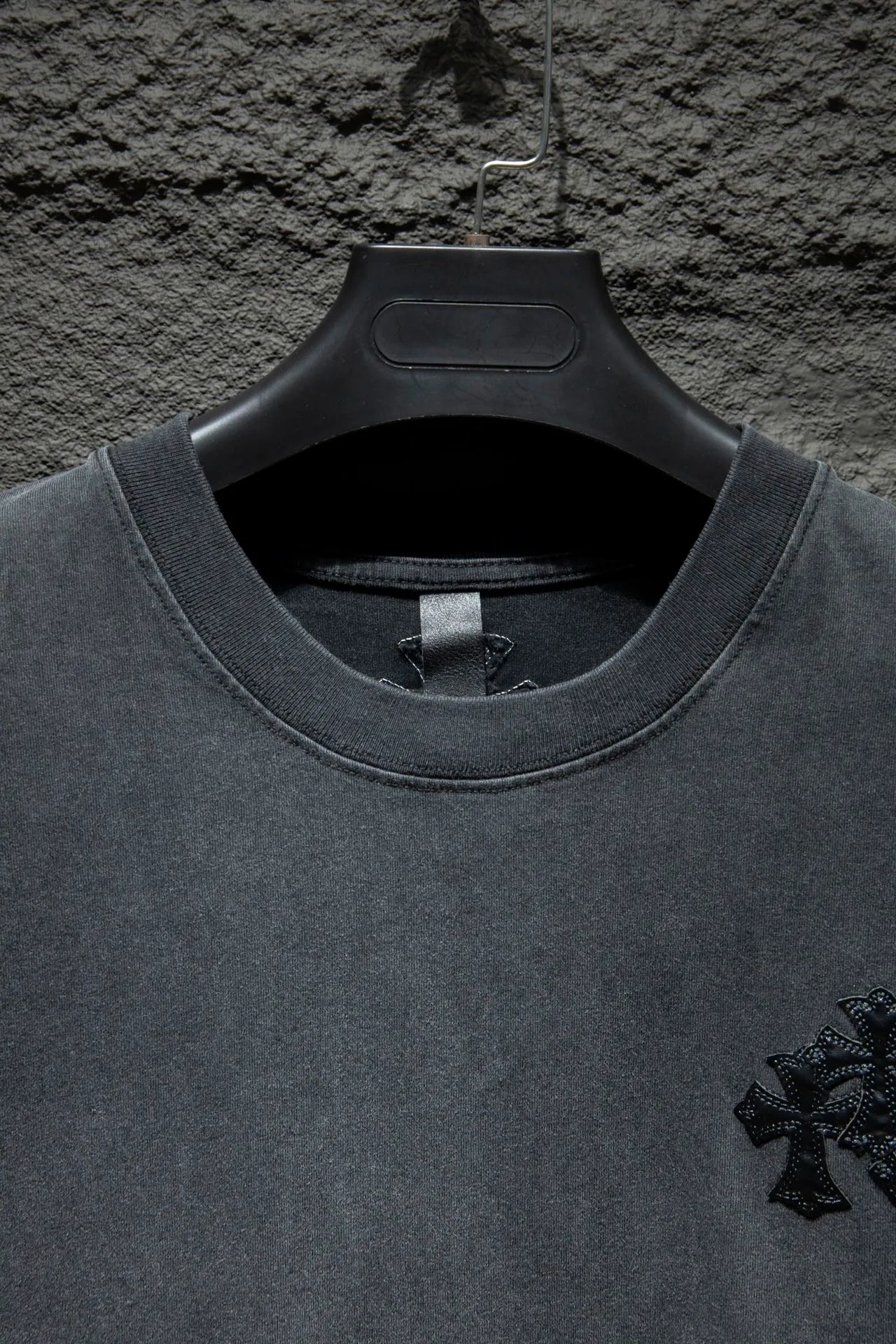 P180 Chrome hearts This year's popular Chrome heart style is too 🉑️. The imported leather label on the front chest is made of ZP material. 1:1 restores the touch and has a large resistance. It is very smooth to the touch, which is different from the market. The letters are machine embroidered with leather material after adjusting according to the original details. The thickness is moderate. The hardware is imported hardware accessories. The front # embroidery adopts imported Tajima high-density heavy industry embroidery technology. The font is three-dimensional and full. Gradient dyeing of ready-made garments, the process of frying snowflakes in the washing water of ready-made garments, heavy distressing and whitening. Hat, collar, pockets, cuffs, front and rear threads, details of holes are clearly visible. It is made of 32-count double yarn and 260-gram weight fabric. It is super comfortable. It is very comfortable and soft to wear in spring and summer, and you will not feel stuffy. It is very comfortable to wear and absorbs sweat, so it is more suitable to wear. It can be used as a base in spring and can be worn casually on the street. The color is eye-catching 👍 The simple version is full of fashion and very comfortable to wear. It is well-designed and refuses to be monotonous and vulgar. It does not make ordinary styles. The modern elements and design sense are overwhelming, giving the piece of clothing a unique fashion color~ Color: White, washed black, Size chart: S M L XL